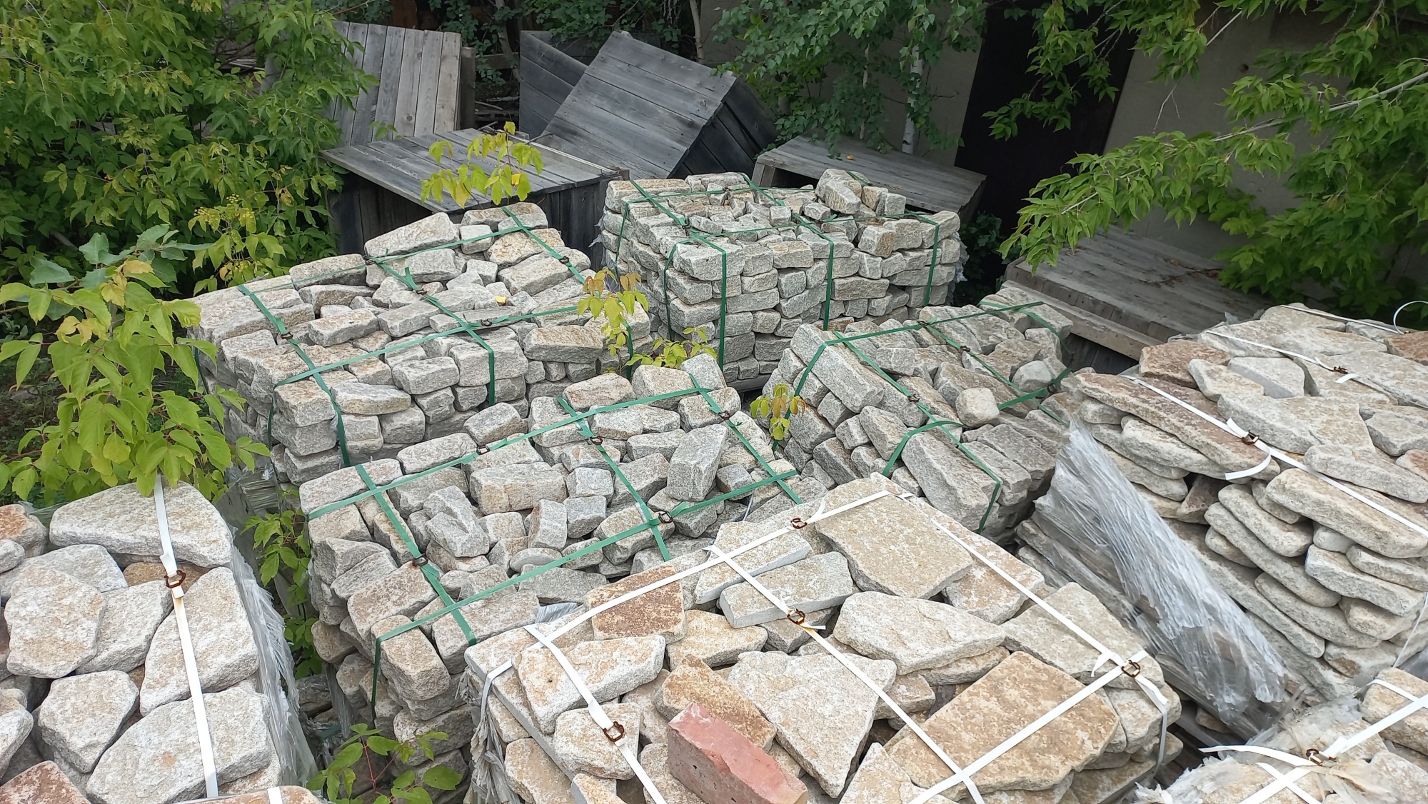 Плитняк галтованный гранитный для ландшафтного дизайна купить в Татарске