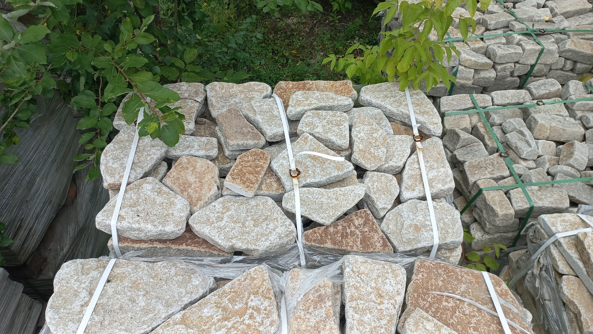 Плитняк галтованный гранитный для ландшафтного дизайна купить в Татарске