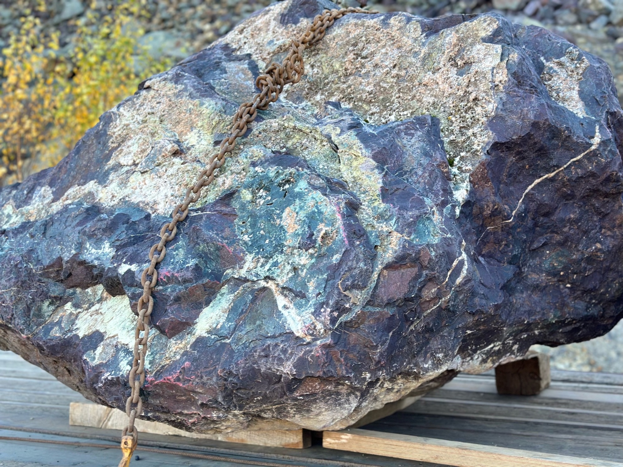 Огромные красно-фиолетовые валуны для ландшафтного дизайна весом более 5 тонн купить в Татарске