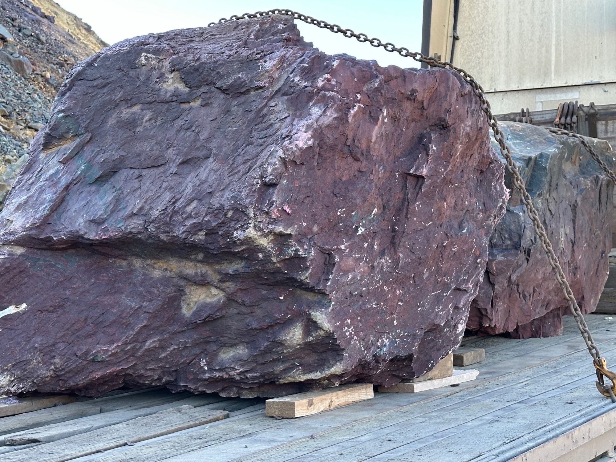 Огромные красно-фиолетовые валуны для ландшафтного дизайна весом более 5 тонн купить в Татарске