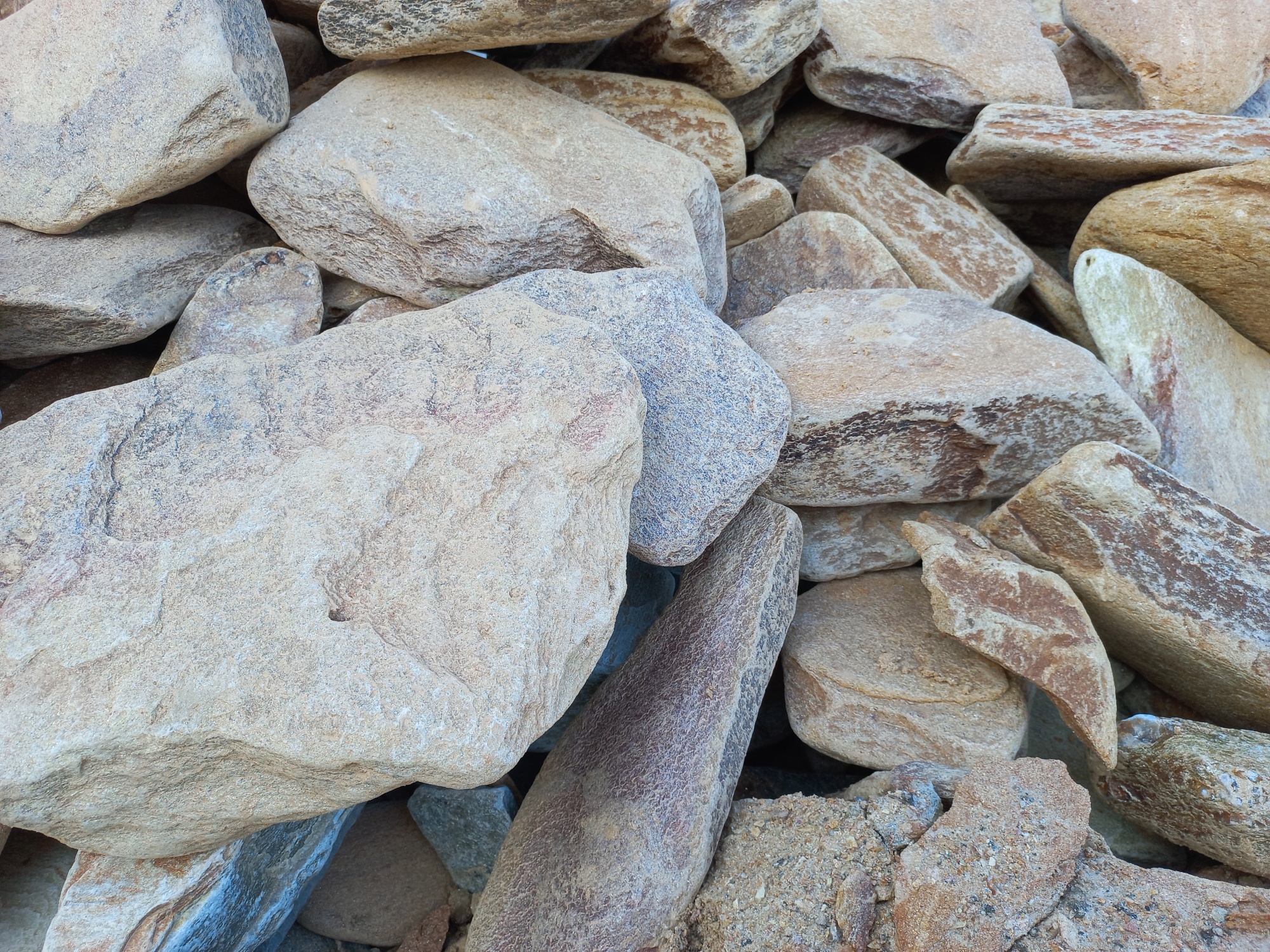 Златолит жёлтый, жёлто-зелёный глыбки и валуны для ланшафтного дизайна купить в Татарске