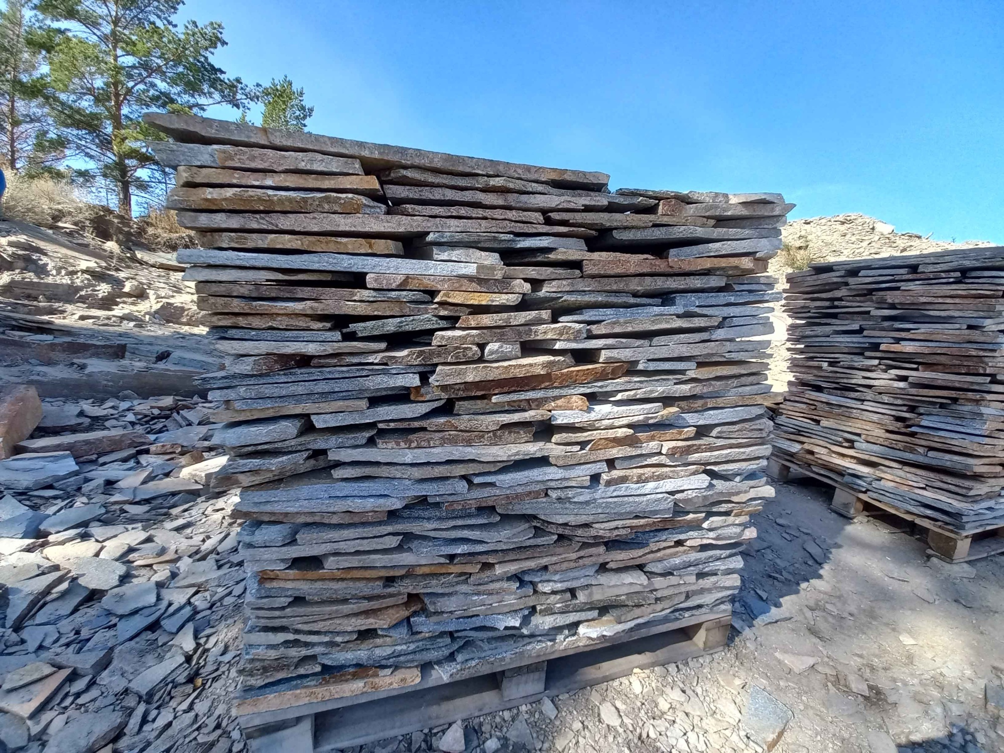 Плитняк златолит серебристый для фасада купить в Татарске