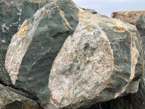 Гигантские зелёные валуны для ландшафтного дизайна весом более 5 тонн купить в Татарске