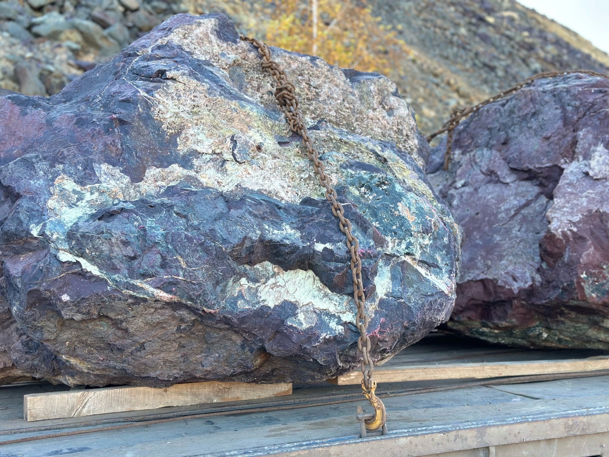 Огромные красно-фиолетовые валуны для ландшафтного дизайна весом более 5 тонн купить в Татарске