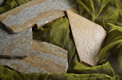 Плитняк златолит Уральский для цоколя, отмостки купить в Татарске